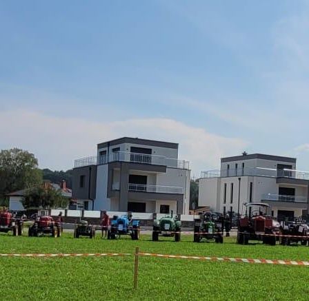 Bild enthält, Grass, Plant, Suburb, Lawn, Wheel, Neighborhood, Car, Outdoors, Person, Field