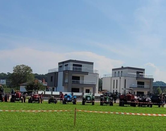 Bild enthält, Grass, Plant, Suburb, Lawn, Wheel, Neighborhood, Car, Outdoors, Person, Field