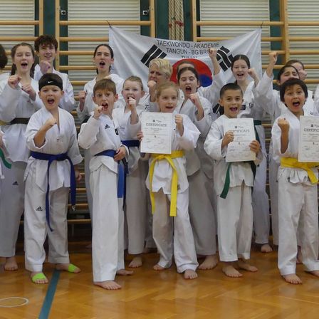 Bild enthält, Karate, Martial Arts, Person, Boy, Child, Male, People, Adult, Man, Glasses