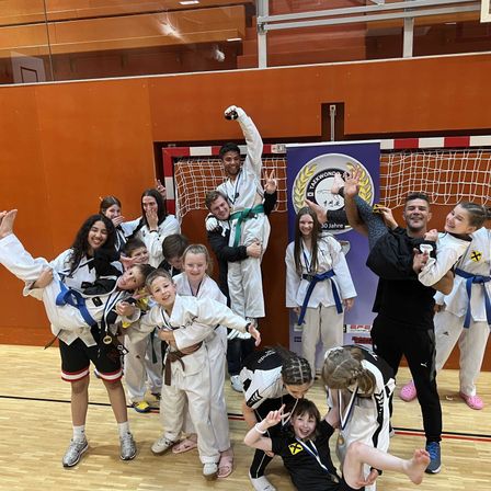 Bild enthält, Celebrating, Person, Adult, Male, Man, Glasses, Female, Girl, Teen, Child