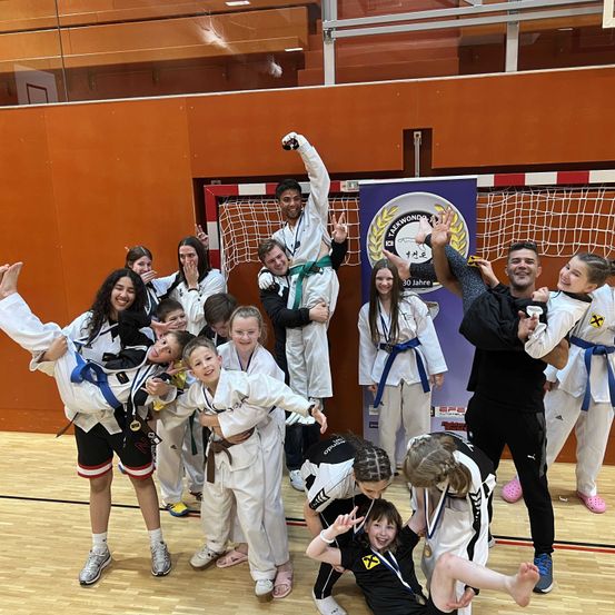 Bild enthält, Celebrating, Person, Adult, Male, Man, Glasses, Female, Girl, Teen, Child