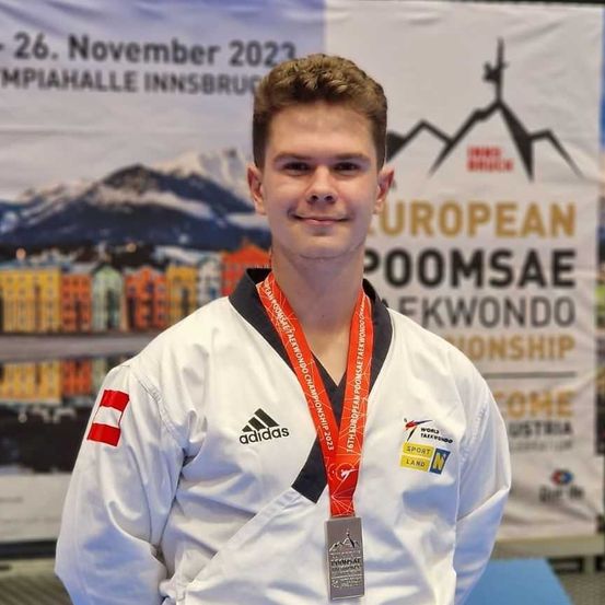 Bild enthält, Adult, Male, Man, Person, Gold, Face, Head