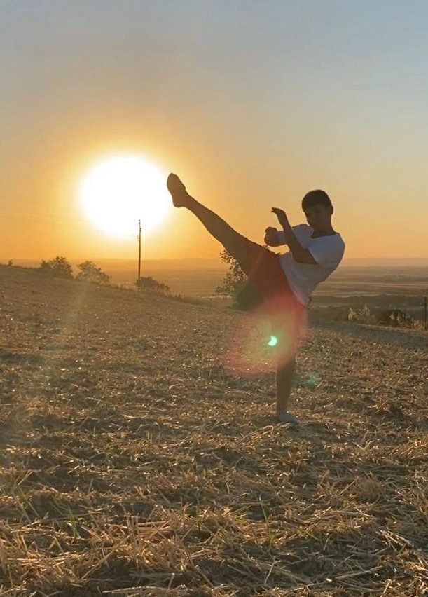 Luigi mit einem Ap-Chagi (FrontKick) kurz vor der Sonnenfinsterins