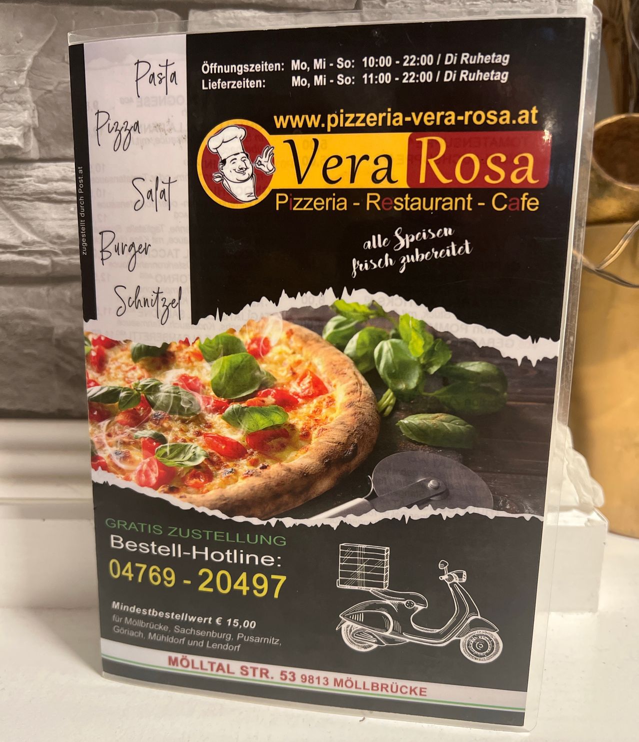 Bild enthält, Advertisement, Poster, Food, Pizza, Person, Food Presentation, Machine, Wheel
