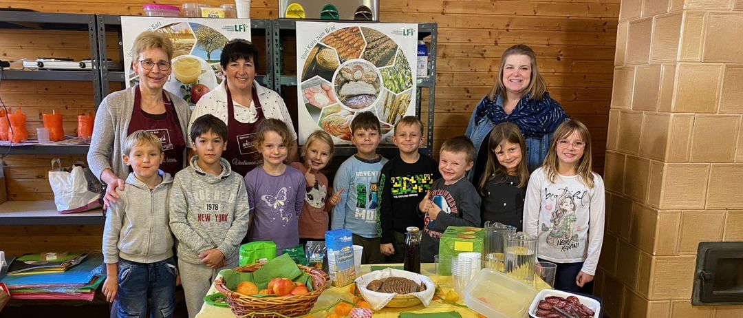 Bild enthält, People, Person, Dining Table, Table, Dining Room, Meal, Adult, Male, Man, Woman