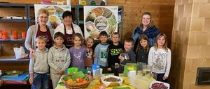 Bild enthält, People, Person, Dining Table, Table, Dining Room, Meal, Adult, Male, Man, Woman