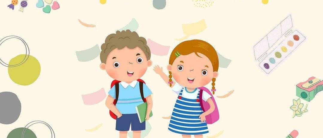 Zwei Kinder, ein Junge und ein Mädchen, stehen nebeneinander mit Rucksäcken und Büchern. Der Junge lächelt, während das Mädchen winkt. Der Hintergrund ist mit bunten Kreisen und Papieren gefüllt.