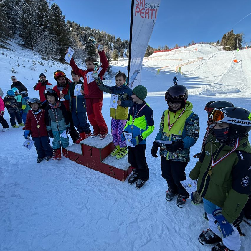 Bild enthält, Outdoors, Nature, Piste, Person, Helmet, Glove, Boy, Child, Male, Shoe