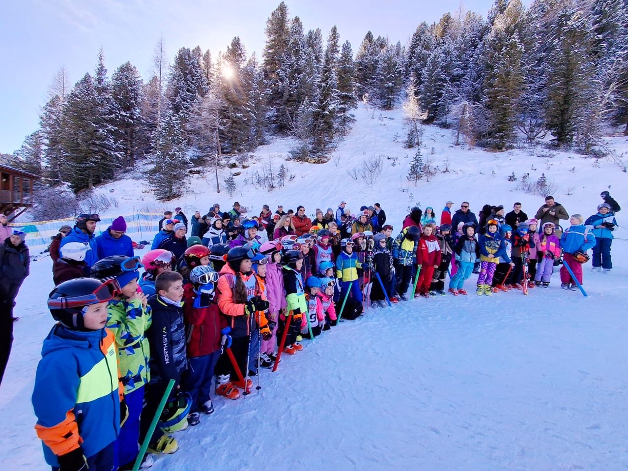 Bild enthält, Nature, Outdoors, Person, Snow, Helmet, Skiing, Sport, Glove, People, Shoe
