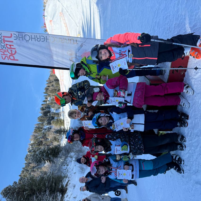 Bild enthält, Outdoors, Piste, People, Person, Adult, Male, Man, Bride, Female, Woman