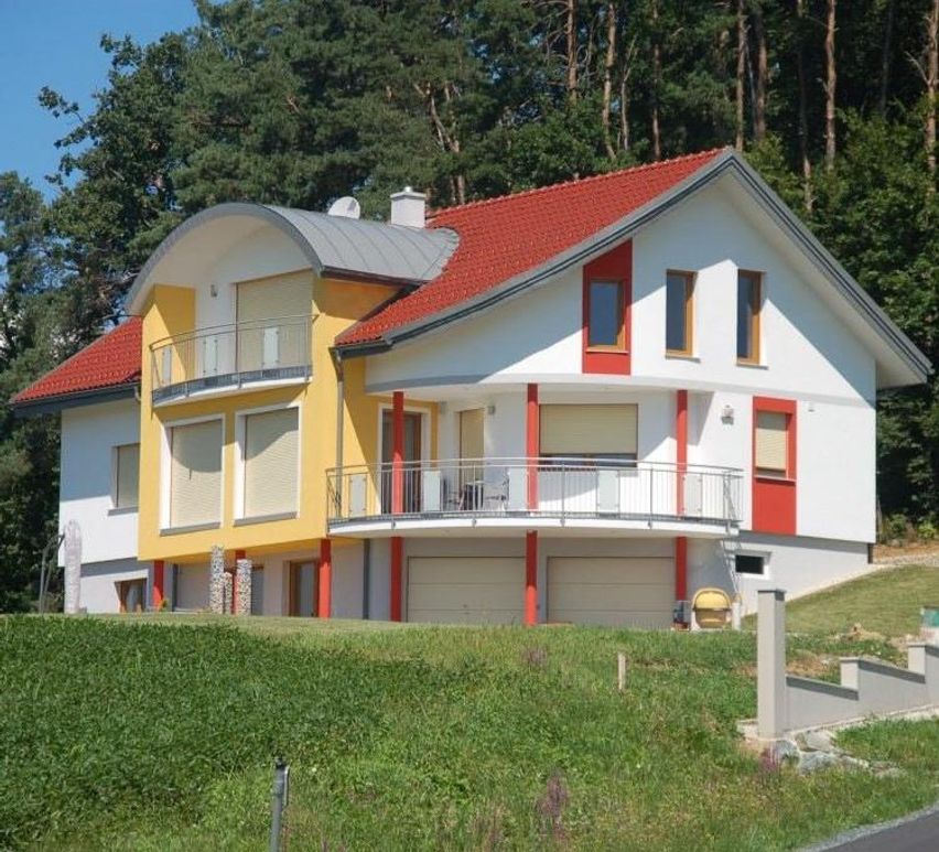 Bild enthält, Building, House, Housing, Villa, Chair