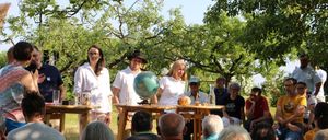 Bild enthält, People, Person, Park, Vegetation, Tree, Adult, Male, Man, Female, Woman