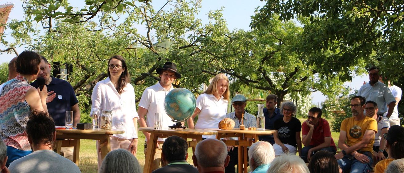 Bild enthält, People, Person, Park, Vegetation, Tree, Adult, Male, Man, Female, Woman