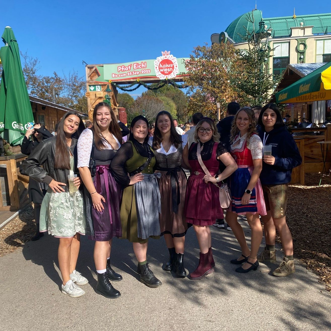 Bild enthält, Skirt, People, Person, Shoe, Female, Girl, Teen, Adult, Woman, Shorts