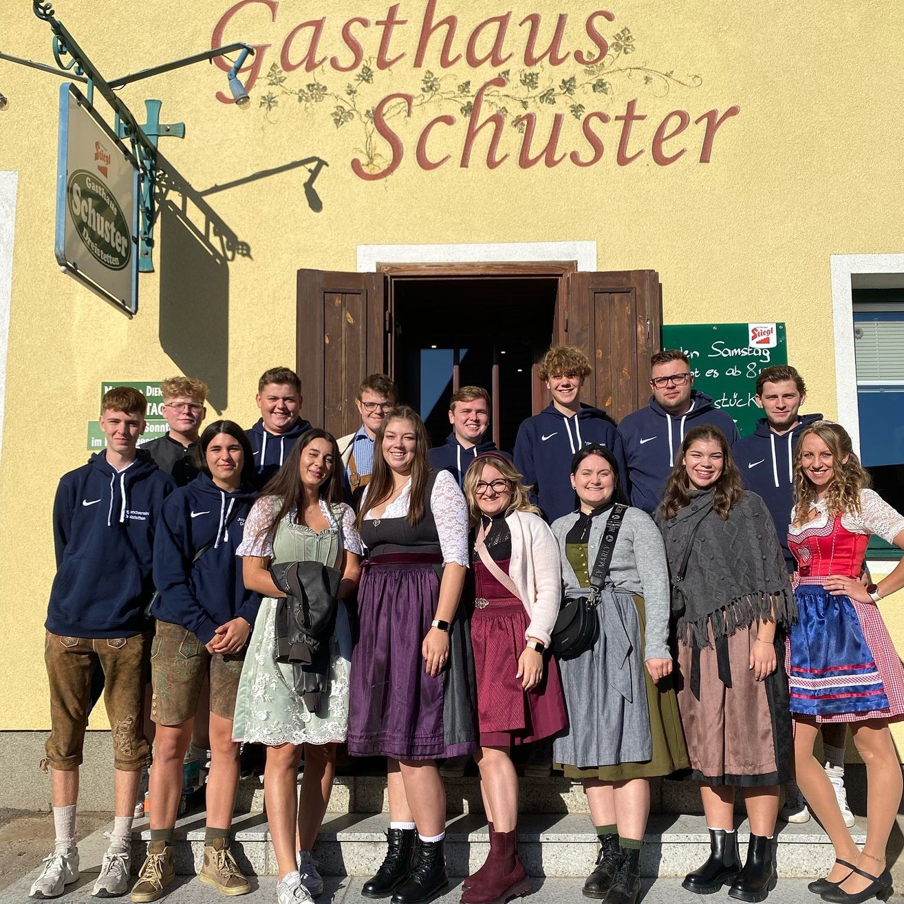 Bild enthält, Female, Girl, Person, Teen, Handbag, Shoe, Adult, Woman, Boy, Male