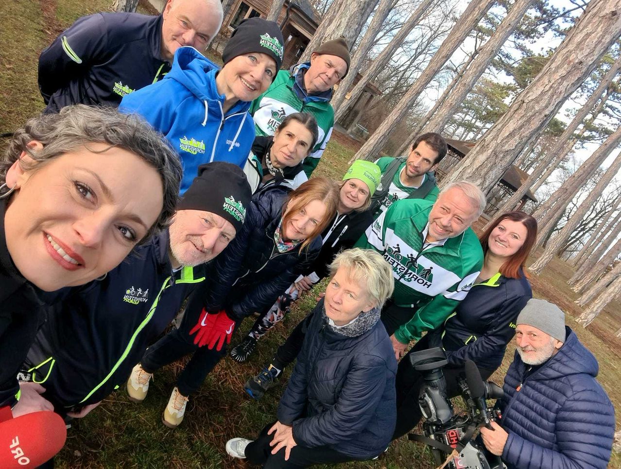 Bild enthält, People, Person, Grass, Tree, Vegetation, Park, Groupshot, Portrait, Adult, Woman