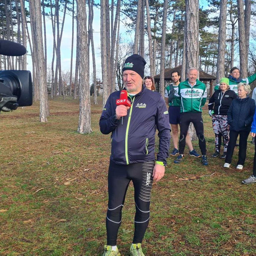 Bild enthält, Adult, Male, Man, Person, Jacket, Shoe, Electronics, Bicycle, Camera, Face