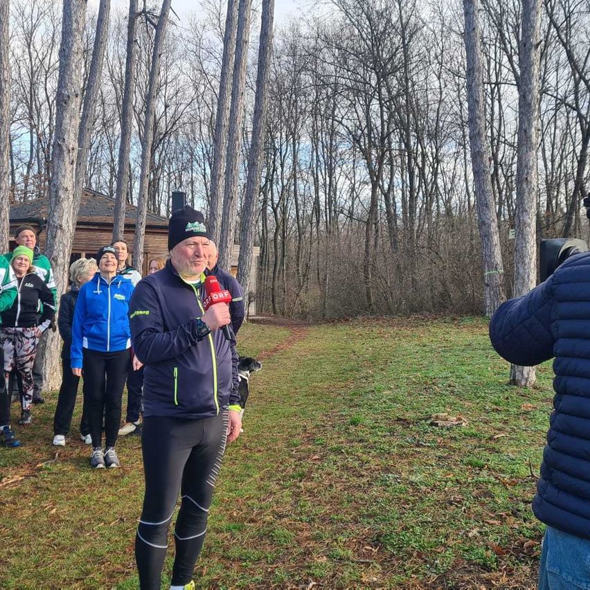 Bild enthält, Adult, Male, Man, Person, Shoe, Shorts, Vegetation, Jacket, Dog, Walking