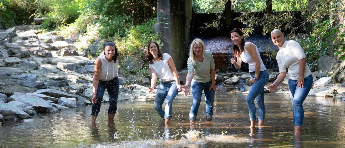 Bild enthält, Pants, Vegetation, Rock, Grove, Land, Woodland, Photography, Portrait, Jeans, Jungle