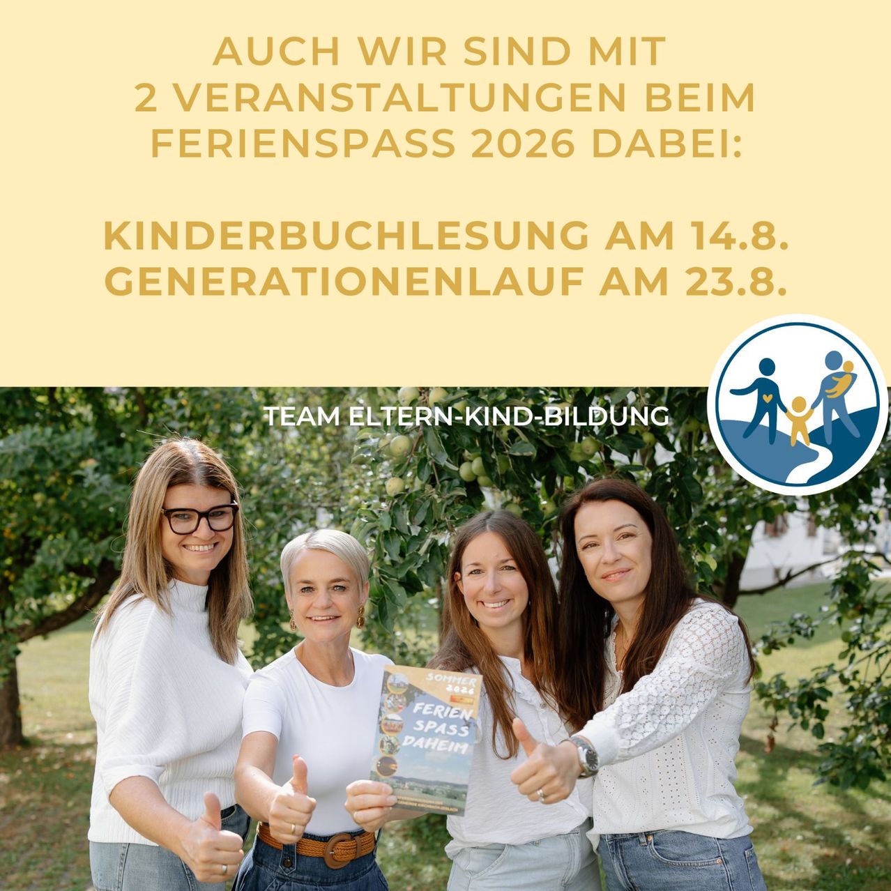 Vier Frauen in weißen Oberteilen stehen unter einem Baum, lächeln und geben Daumen hoch. Eine der Frauen hält ein Buch mit dem Titel 'Ferienpass'. Im Hintergrund befindet sich ein gelber Banner mit Text über zwei Veranstaltungen.