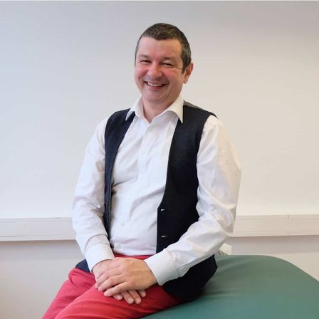 Bild enthält, Adult, Male, Man, Person, Face, Happy, Head, Smile, Sitting