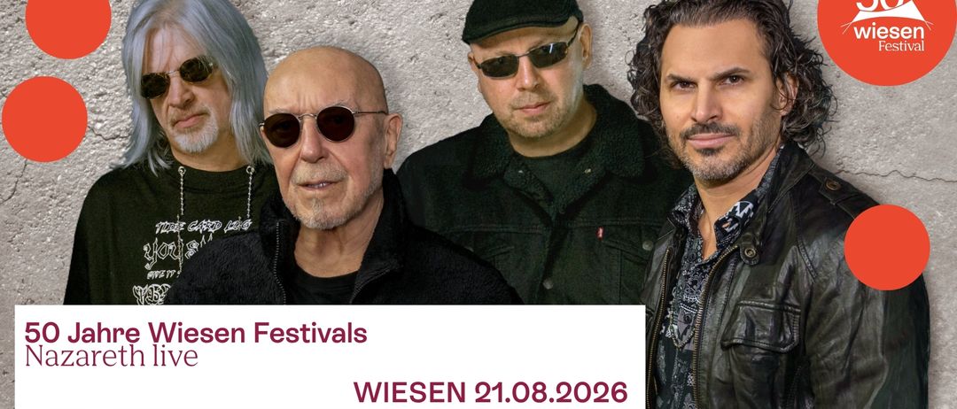 Vier Männer in schwarzen Kleidungsstücken, Sonnenbrillen und Hüten stehen zusammen mit einem weißen Text-Overlay, das 'Wiesen Festivals' und 'Wiesen 21.08.2026' liest. Sie sind wahrscheinlich Teil einer Musikband.