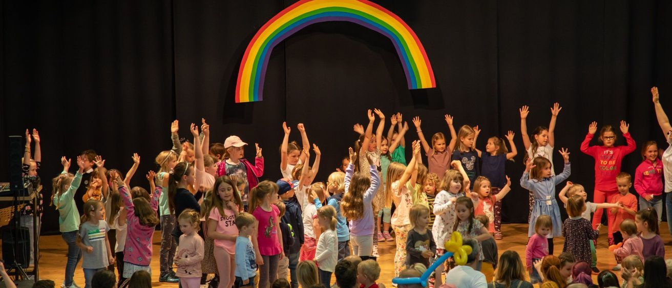 Bild enthält, People, Person, Urban, Stage, Adult, Male, Man, Face, Head, Crowd