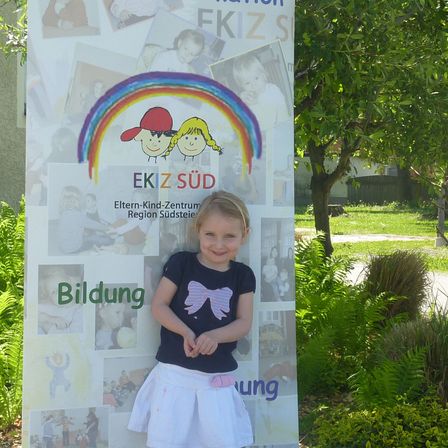 Bild enthält, T-Shirt, Portrait, Vegetation, Tree, Grass, Herbal, Potted Plant, Shorts, Woodland, Park