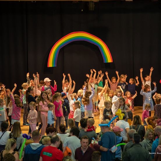 Bild enthält, People, Person, Urban, Stage, Adult, Male, Man, Face, Head, Crowd