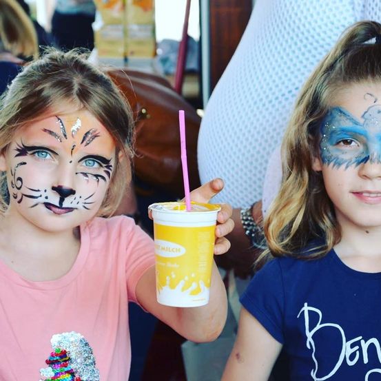 Bild enthält, Face, Head, Person, Portrait, Disposable Cup, T-Shirt, Child, Female, Girl, Woman