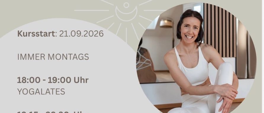 Eine Werbung für Yoga-Kurse in Ottendorf, die eine lächelnde Frau in Yoga-Kleidung zeigt, mit Angaben zum Zeitplan und den Preisen.