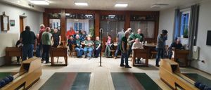 Bild enthält, Indoors, People, Person, Face, Head, Prayer, Classroom, School, Hospital, Crowd