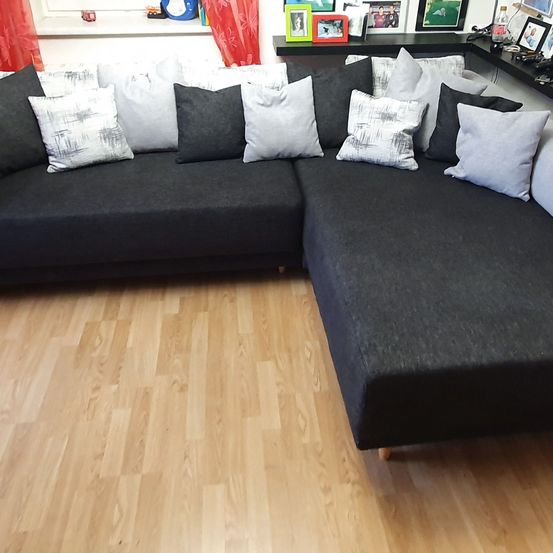 Bild enthält, Couch, Furniture, Floor, Flooring, Indoors, Living Room, Room, Table, Photo Frame, Wood