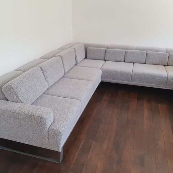 Bild enthält, Couch, Furniture, Architecture, Building, Indoors, Living Room, Room, Table, Floor