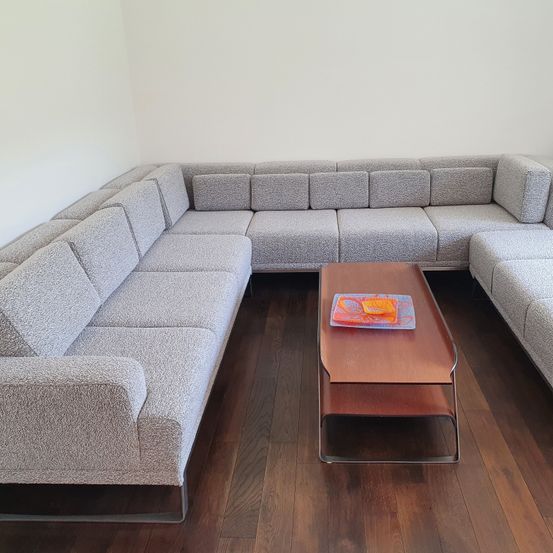 Bild enthält, Couch, Furniture, Table, Architecture, Building, Indoors, Living Room, Room, Coffee Table