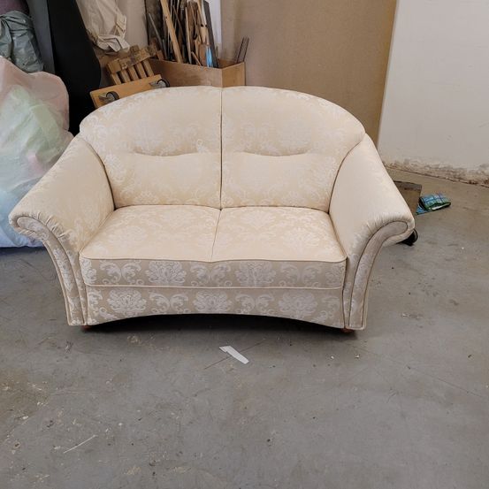 Bild enthält, Furniture, Couch, Chair, Adult, Bride, Female, Person, Wedding, Woman, Armchair