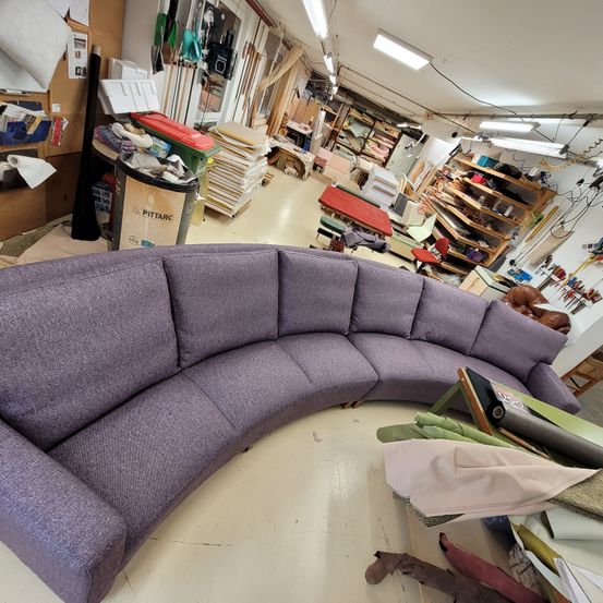 Bild enthält, Couch, Furniture, Building, Indoors, Living Room, Room, Factory, Manufacturing, Workshop, Interior Design