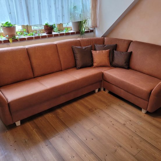 Bild enthält, Couch, Furniture, Living Room, Hardwood, Wood, Interior Design, Floor, Flooring, Cushion, Table