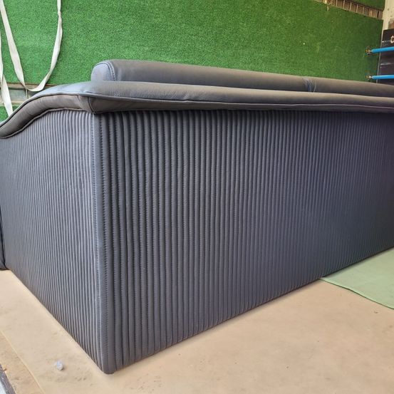 Bild enthält, Indoors, Interior Design, Couch, Furniture, Tub, Table