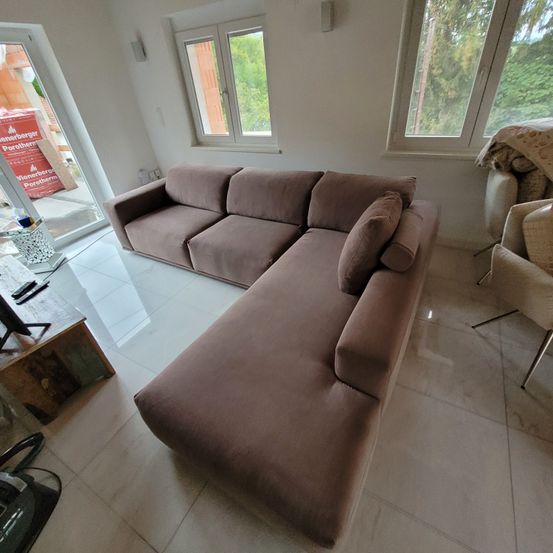 Bild enthält, Couch, Furniture, Architecture, Building, Living Room, Room, Floor, Chair, Flooring, Table