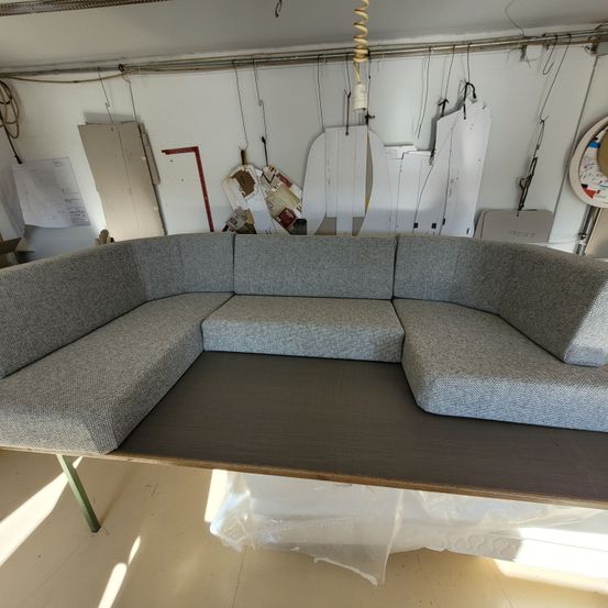 Bild enthält, Couch, Furniture, Architecture, Building, Indoors, Living Room, Room, Table, Interior Design