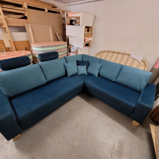 Bild enthält, Couch, Furniture, Architecture, Building, Indoors, Living Room, Room, Table, Floor
