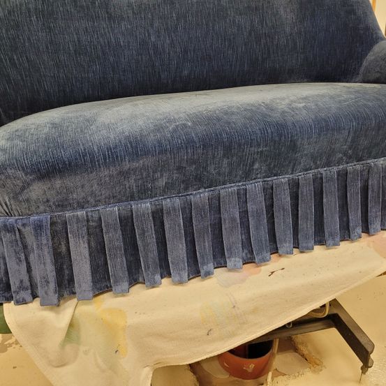 Bild enthält, Couch, Furniture, Cushion, Home Decor