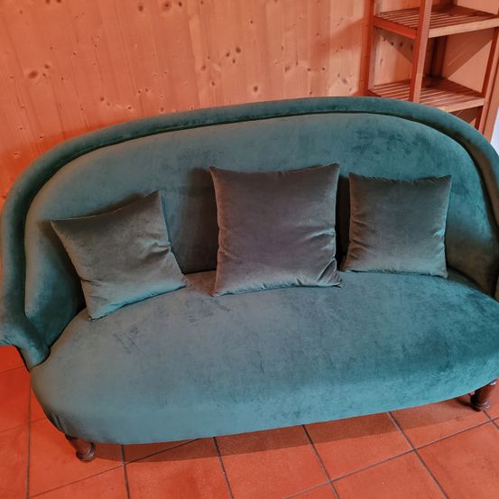 Bild enthält, Couch, Furniture, Indoors, Living Room, Room, Floor, Flooring, Interior Design, Cushion, Home Decor