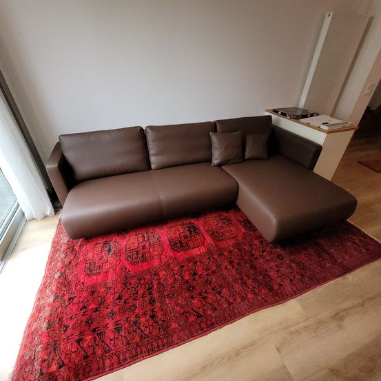 Bild enthält, Home Decor, Rug, Furniture, Living Room, Room, Couch, Floor, Flooring, Corner, Table