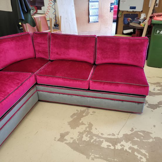 Bild enthält, Couch, Furniture, Building, Indoors, Living Room, Room, Floor, Home Decor, Flooring, Interior Design