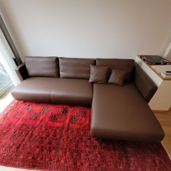 Bild enthält, Couch, Furniture, Home Decor, Building, Indoors, Living Room, Room, Rug, Cushion, Table