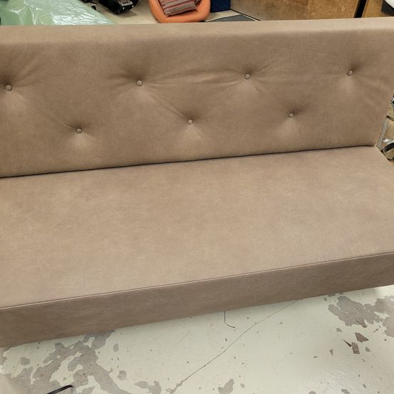 Bild enthält, Couch, Furniture, Box, Person, Foam, Chaise