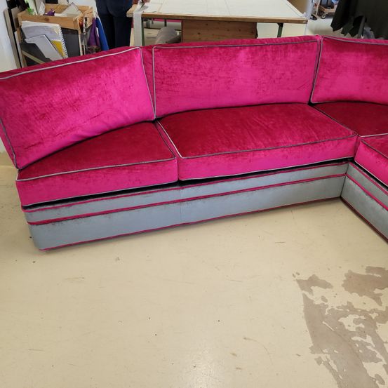 Bild enthält, Couch, Furniture, Architecture, Building, Indoors, Living Room, Room, Person, Table, Interior Design