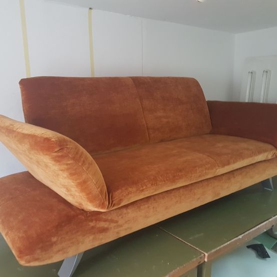 Bild enthält, Couch, Furniture, Cushion, Home Decor, Pillow